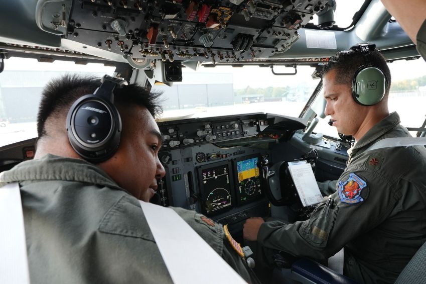 Os pilotos do E-3 Sentry realizam um briefing final e verificações antes de decolar em direção à Europa Oriental. • Claudia Otto/CNN via CNN Newsource
