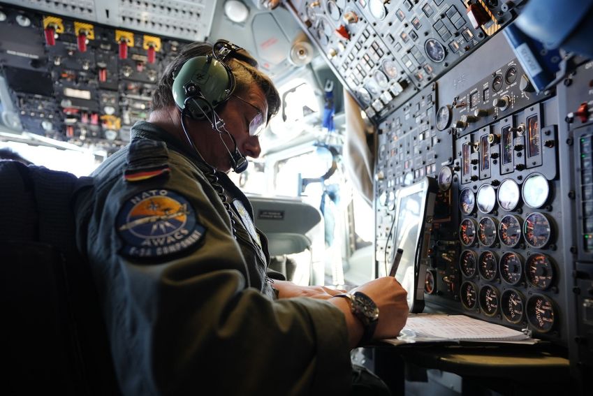 Um membro da tripulação do E-3 Sentry se prepara para um voo de vigilância de horas de duração. • Claudia Otto/CNN via CNN Newsource