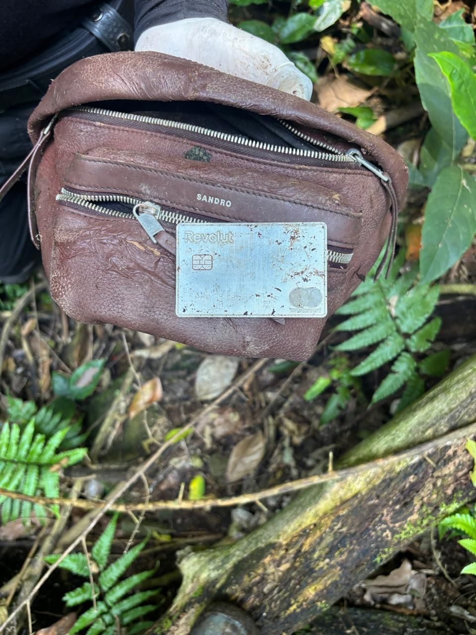 Pertences do turista foram localizados ao lado do corpo, na Floresta da Tijuca (RJ). • Reprodução
