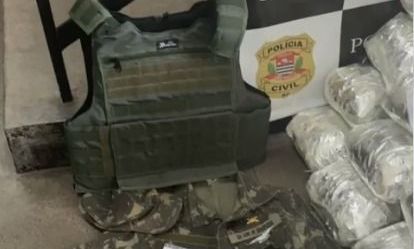 Polícia apreende armamento e farda do exército em operação contra o tráfico