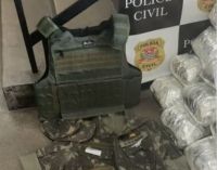 Polícia apreende armamento e farda do exército em operação contra o tráfico