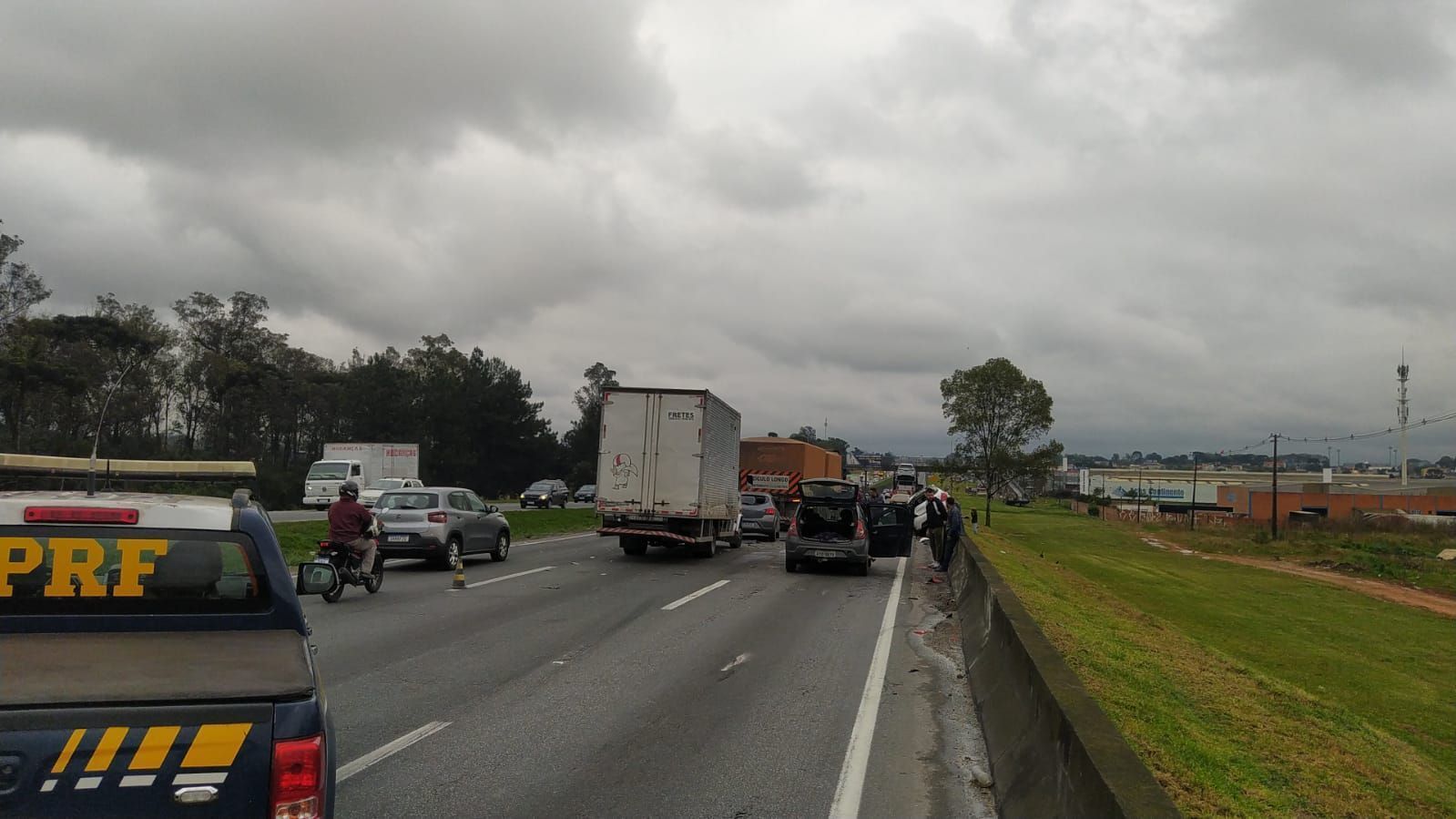 Engavetamento envolvendo 7 veículos deixa feridos em Curitiba
