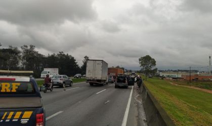 Engavetamento entre sete veículos deixa feridos em Curitiba (PR)