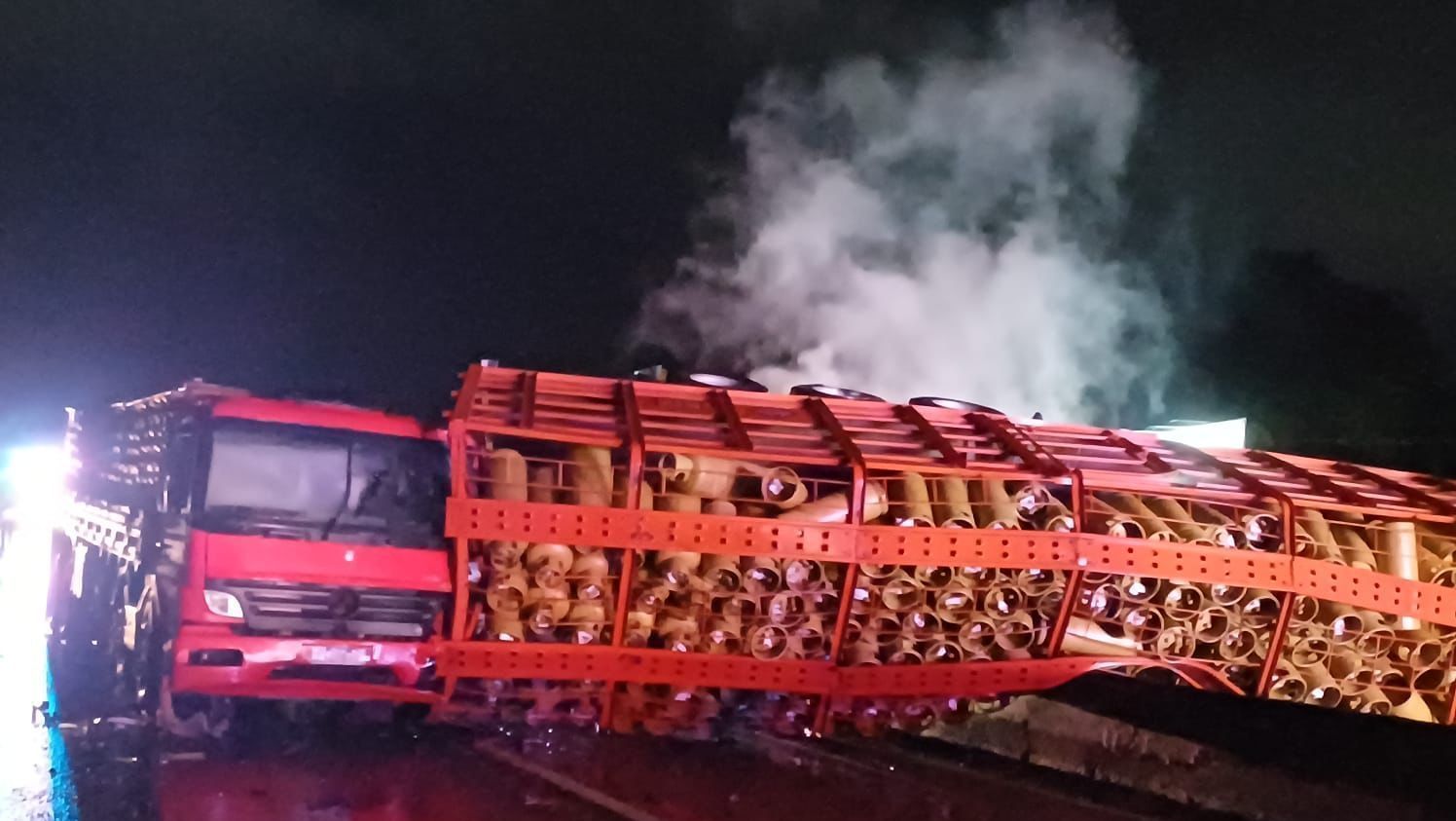 Caminhão carregado de botijões de gás pega fogo e interdita BR-101