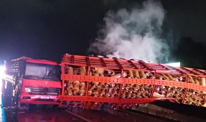 Caminhão com botijões de gás pega fogo e interdita BR-101 em SC