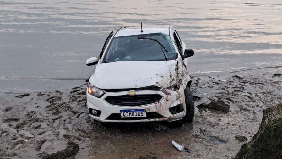 Carro submerso mar Santa Catarina