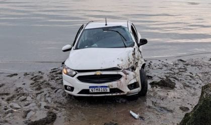 Carro submerso mar Santa Catarina