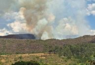 Combate a incêndio na vegetação da Serra de São José (MG) chega ao 3º dia