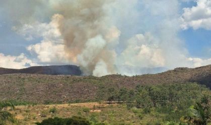 Combate a incêndio na vegetação da Serra de São José (MG) chega ao 3º dia