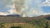 Combate a incêndio na vegetação da Serra de São José (MG) chega ao 3º dia