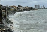 Município de SC decreta estado de emergência após mar avançar em ruas