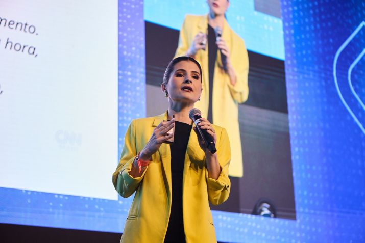 Analista de economia do CNN Money, Débora Oliveira, durante palestra no Senior Experience 2025 •