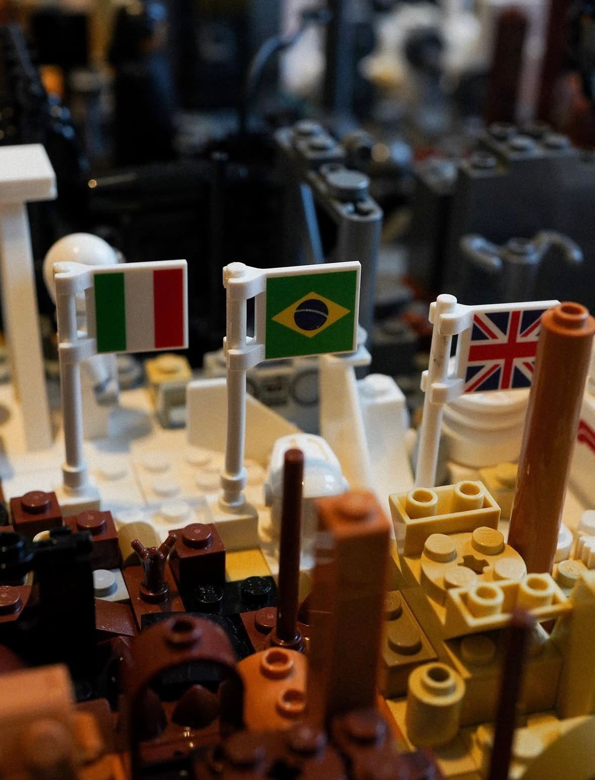 Bandeira do Brasil estava "escondida" entre Legos que formavam retrato de Roscoe • Instagram/@lewishamilton