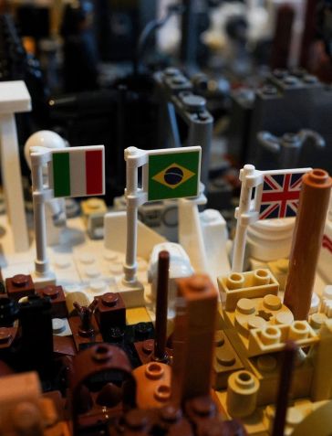 Bandeira do Brasil estava "escondida" entre Legos que formavam retrato de Roscoe • Instagram/@lewishamilton