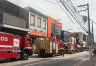 Incêndio atinge loja na Lapa e mobiliza nove viaturas do Corpo de Bombeiros