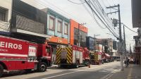 Incêndio atinge loja na Lapa e mobiliza nove viaturas do Corpo de Bombeiros