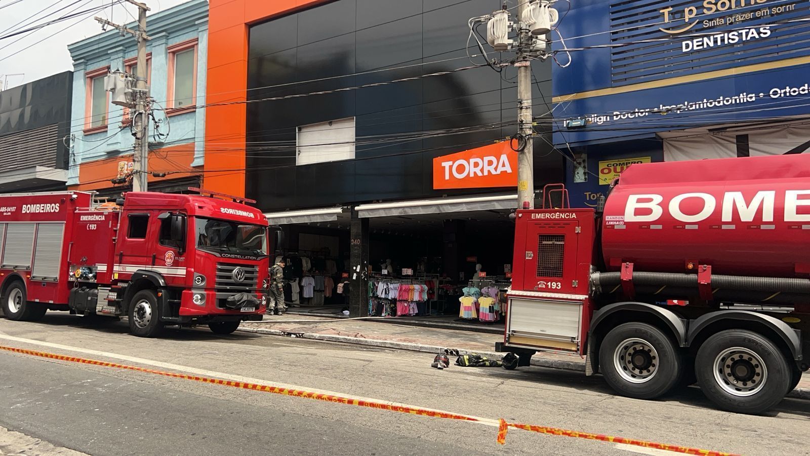 Incêndio atinge loja na Lapa e mobiliza nove viaturas do Corpo de Bombeiros • Guilherme Rajão/CNN