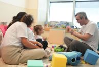 Refém libertado brinca com os filhos pela primeira vez em dois anos