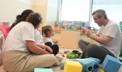Refém libertado brinca com os filhos pela primeira vez em dois anos
