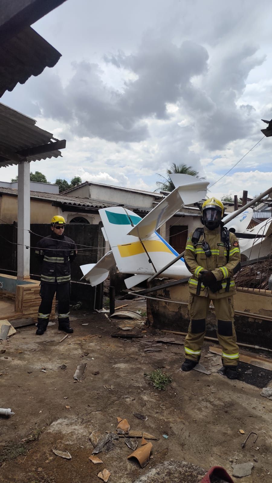 Destroços de avião invadem residência em Goiânia • Reprodução/Corpo de Bombeiros Goiás