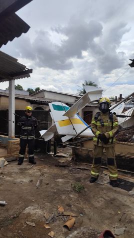 Destroços de avião invadem residência em Goiânia • Reprodução/Corpo de Bombeiros Goiás