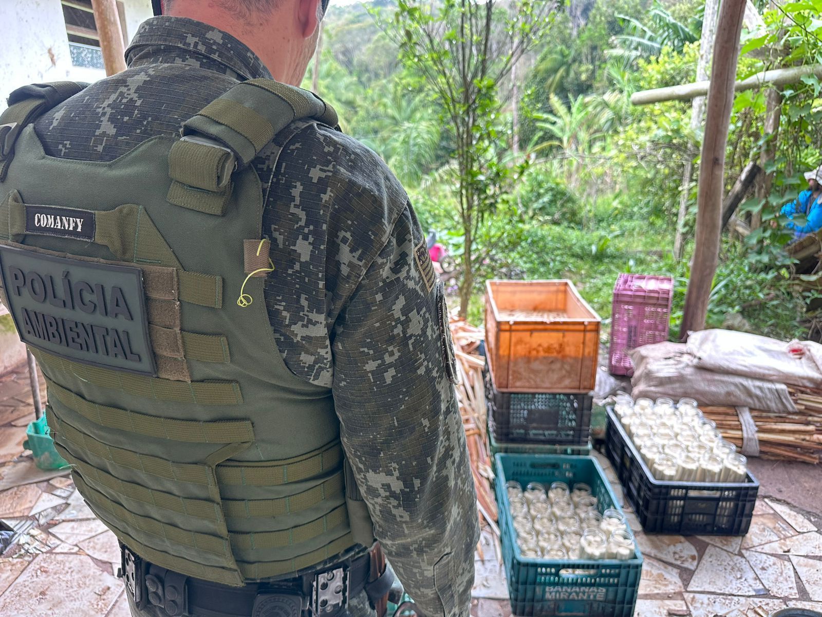 No local foram encontrados, também, cinco botijões de gás com maçaricos acoplados e dois tonéis para cozimento. • Reprodução/Polícia Militar