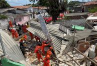 Desabamento atingiu casas e deixou um morto em Olinda; veja imagens