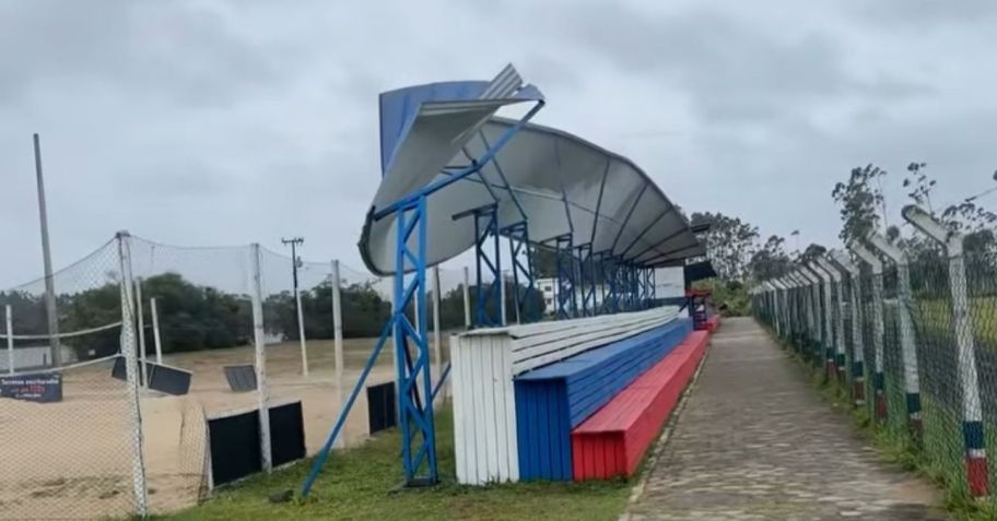 Cobertura do estádio municipal de Balneário Gaivota foi afetada pelas rajadas de vento • Reprodução/Redes Sociais