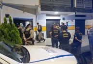 PM apreende bebidas falsificadas e interdita fábrica de gelo ilegal em MG