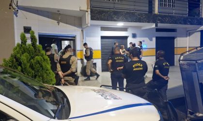 PM apreende bebidas falsificadas e interdita fábrica de gelo ilegal em MG