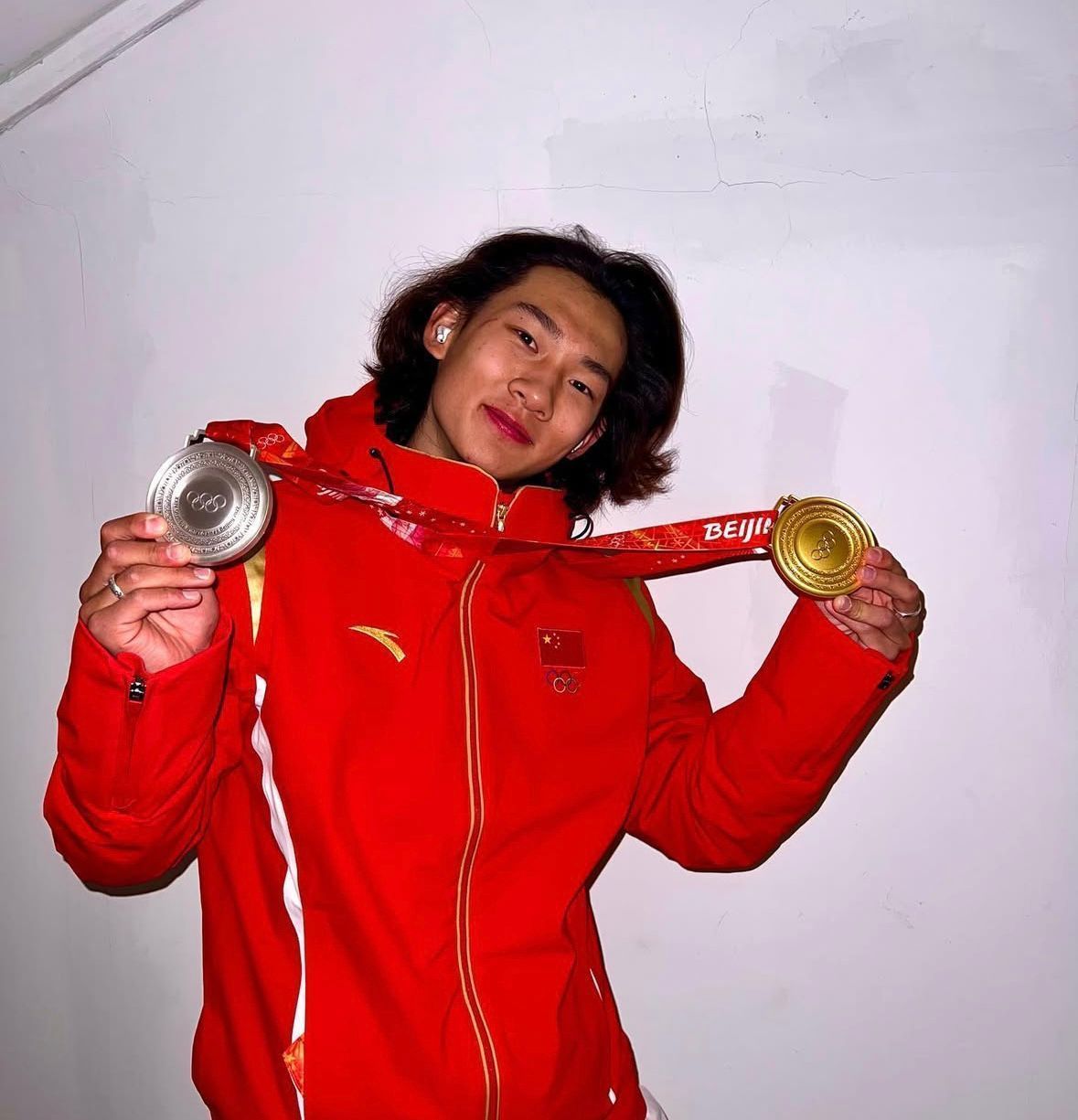 Su Yiming com a medalha das Olímpiadas de Pequim, em 2022