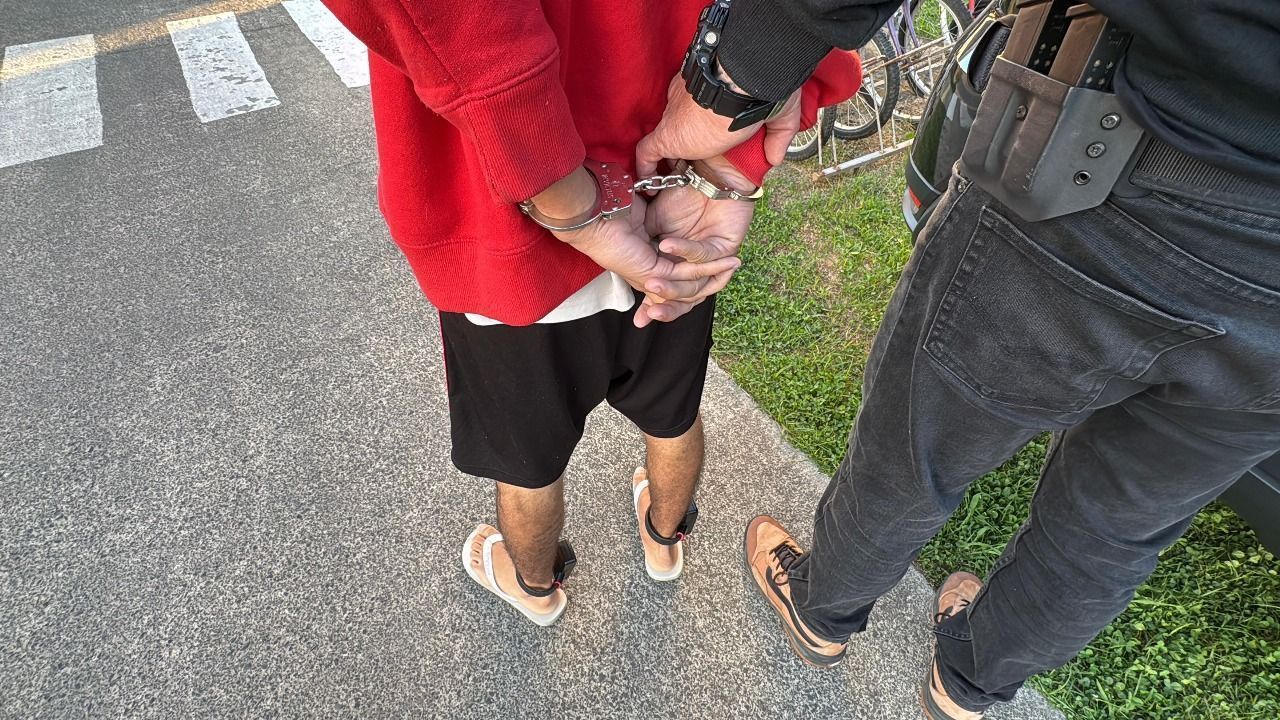 Imagem de destaque do post: Polícia prende homem com duas tornozeleiras eletrônicas em Porto Alegre