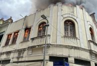 Bombeiros combatem incêndio em casarão antigo no Centro do Rio