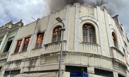 Bombeiros combatem incêndio em casarão antigo no Centro do Rio