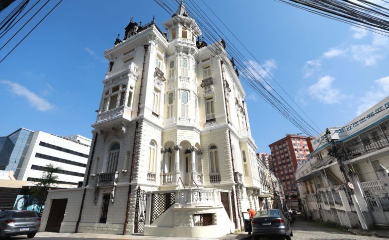 Diretor realizou tatuagem no braço dentro do Palacete Bolonha • Paula Lourinho l Agência Belém