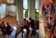 Diretor é exonerado após fazer tatuagem em serviço dentro de prédio público