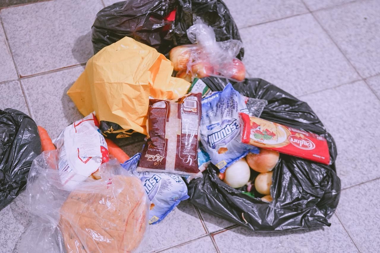 Funcionários foram flagrados furtando alimentos de escola municipal após denúncia • Reprodução - SME