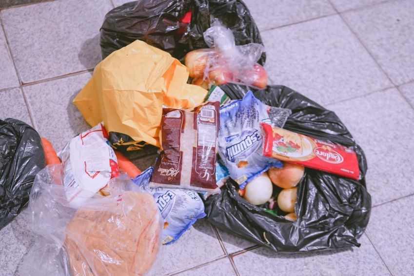Funcionários foram flagrados furtando alimentos de escola municipal após denúncia • Reprodução - SME