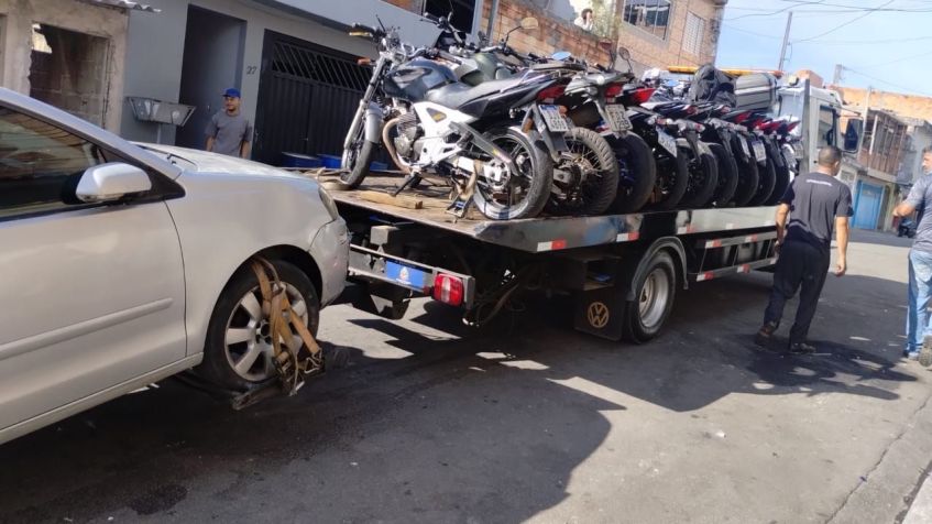 Ao todo foram 25 motos e dois carros removidos do local, além de uma moto com queixa de roubo • Polícia Militar
