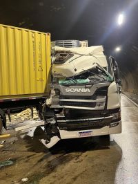 Vazamento de ácido: acidente com dez carretas interdita rodoanel em SP