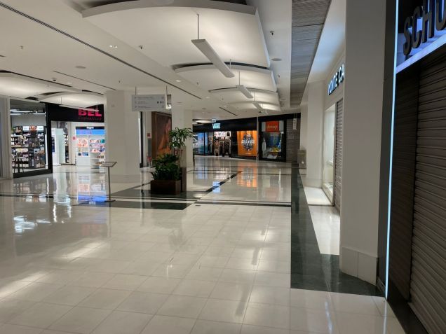 Lojas fechadas em shopping do Rio de Janeiro • Rachel Amorim