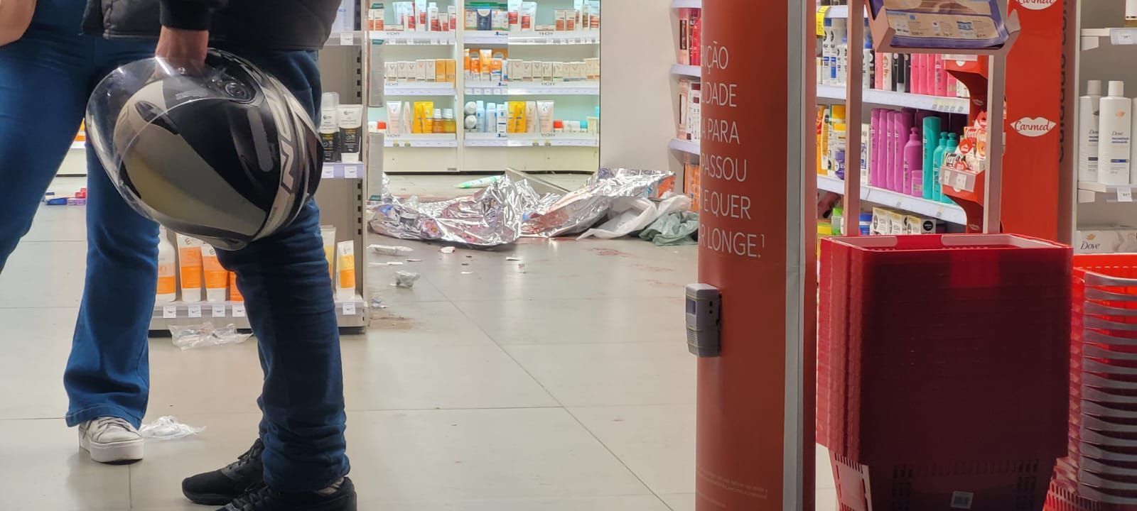 Homem é baleado na cabeça em assalto a farmácia no Morumbi (SP)