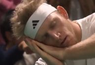 Tenista espanhol provoca torcida após vitória contra francês em Paris; veja