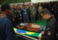 Policiais mortos em megaoperação no Rio são enterrados