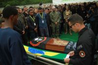 Policiais mortos em megaoperação no Rio são enterrados