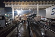 Motorista erra cancela e tomba caminhão em pedágio no PR