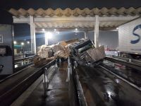 Motorista erra cancela e tomba caminhão em pedágio no PR