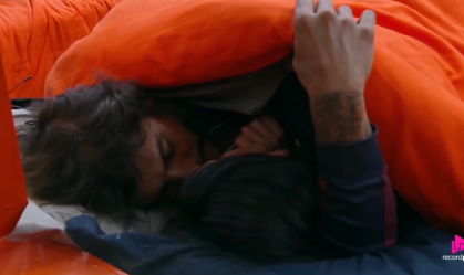 "A Fazenda": Michelle Barros e Shia se beijam no reality show; veja