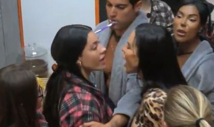 "A Fazenda": Peoas quebram porta durante discussão na despensa