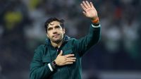 Abel Ferreira chora após Palmeiras classificar contra a LDU na Libertadores
